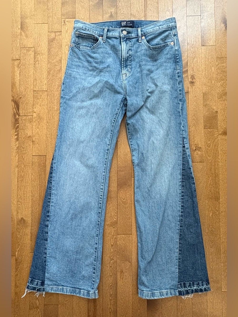 Gap High-Rise 70s Flare Two-Tone Frayed Hem Jeans (Size 4 / 27R)